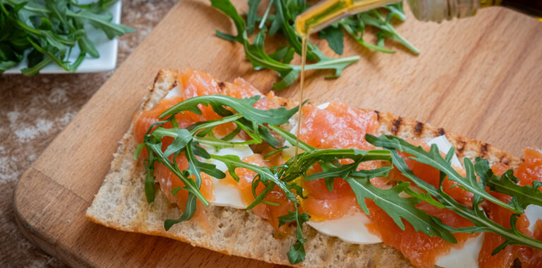 tostada-salmon-ahumado-queso-fresco