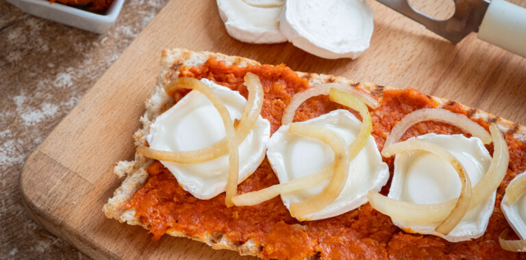 tostada-de-sobrasada-cebolla-queso-cabra