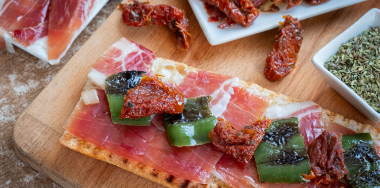 tostada-jamon-serrano-pimiento-tomate-seco