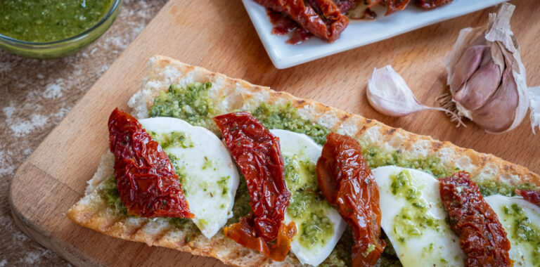 tostada-pesto-genovese-queso-fresco-tomate-seco