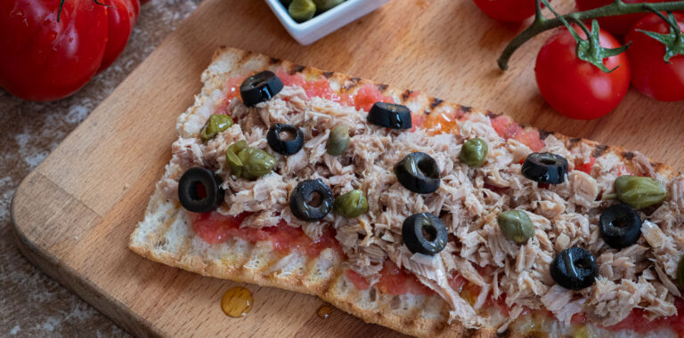 tostada-atun-tomate-aceitunas-alcaparras