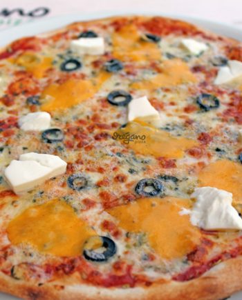 pizza-cuatro-quesos-mozzarella-salsa-tomate-cheddar-queso-azul-queso-fresco-oregano2